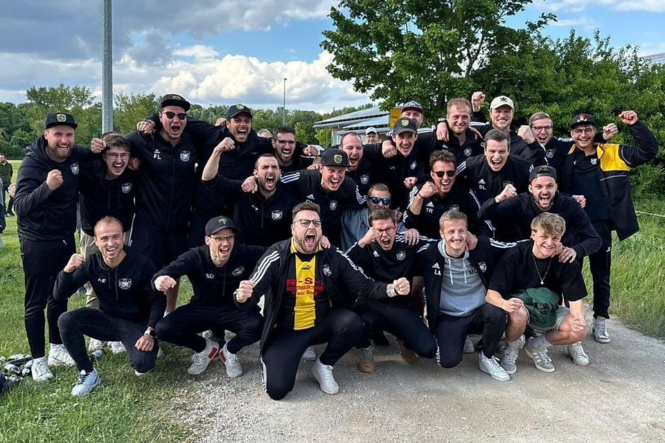 Der Jubel ist groß, die Feier noch viel größer: Die SpVgg Attenkirchen ist Meister und zurück in der Kreisklasse.