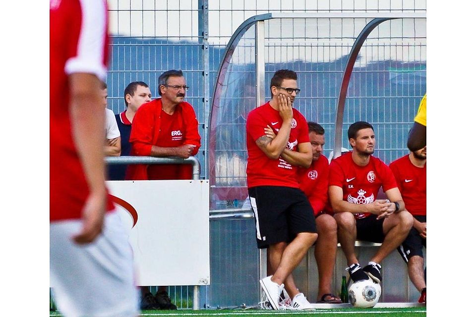 Eduard „Edu“ Haid (sitzend mit verschränkten Händen) ist als Co-Trainer der SG Kinzenbach nicht mehr wegzudenken.	Archivfoto: PeB