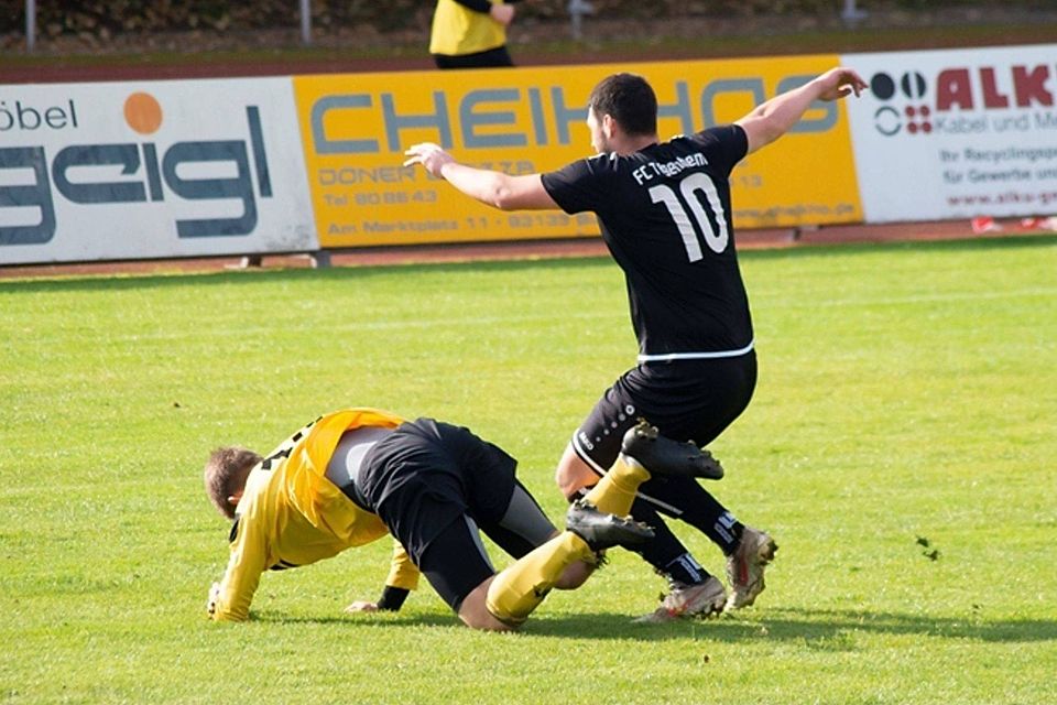 Der FC Tegernheim ging im Spiel gegen den ASV Burglengenfeld hart zur Sache und holte sich viele gelbe Karten ab. Foto: Josef Schaller