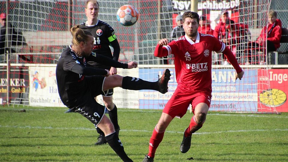 Rugenbergens Sascha Richert (li.) schlägt den Ball noch vor Jonas Fritz wieder zurück ins Feld.