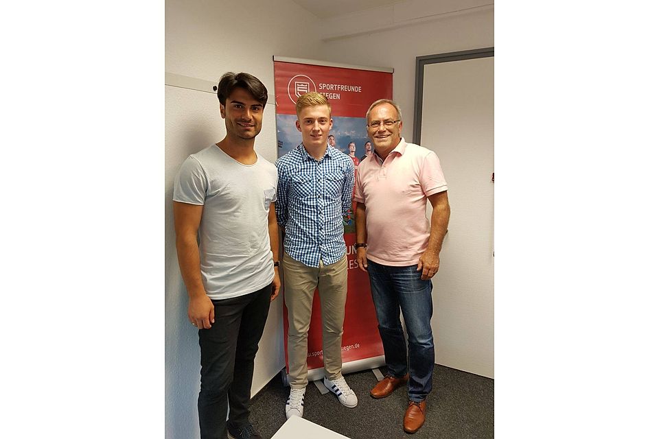 "Serkan Dalman (sportlicher Leiter Jugend), Benedikt Brusch und Reiner Jakobs (Sport-Vorstand) freuen sich über die Zusammenarbeit." Foto: Verein