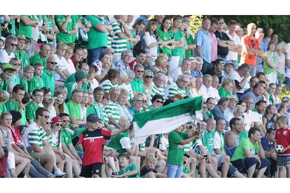 Die Grüne Wand: Die Unterstützung der Fans hat sich ausgezahlt: Der SV Eichenried spielt künftig wieder in der Kreisliga. Foto: Gleixner