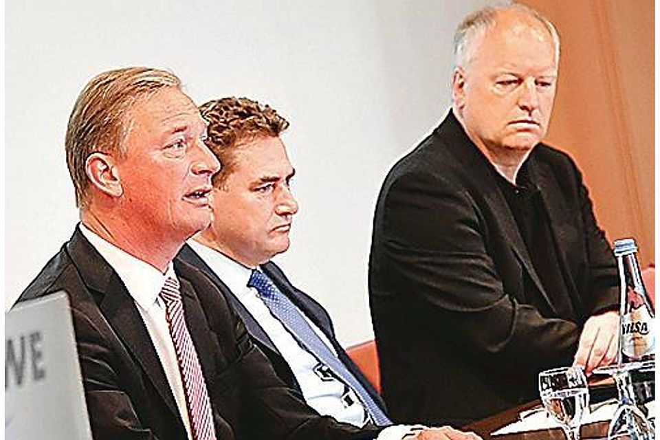 Unterschrift erfolgt: Matthias Brückmann (EWE), Jürgen Müllender (Öffentliche) und Rainer Bartels (JFV, von links) T. von Reeken