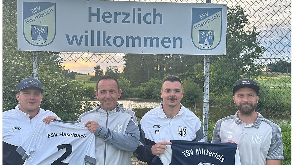 Mike Kronfeldner (2.v.li.) wird zusammen mit Pascal Fischer (2.v.re.) die SG Haselbach/Mitterfels in der neuen Saison coachen.