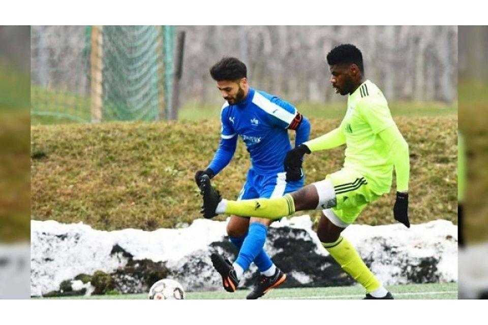 Die früheren Teamkollegen Harun Toprak (jetzt VfB Friedrichshafen) und Maschkour Gbadamassi (FV Ravensburg) beim Testspiel. Foto: Günter Kram
