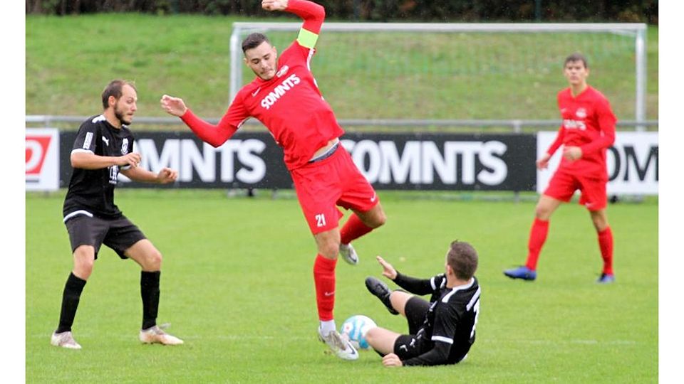 Mit Kapitän Cedric Lind (rotes Trikot) geht die SG Hüffelsheim ins Landesliga-Verfolgerduell gegen den SV Rodenbach.	Foto: Mario Luge