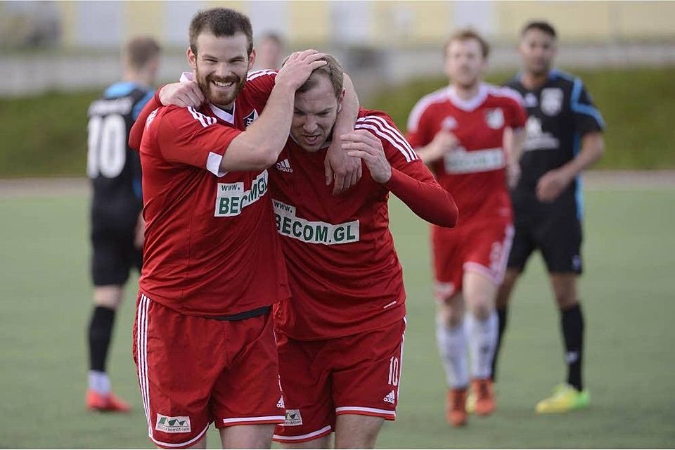 Torschütze Oliver Lanwer (links) hatte sichtlich Spaß an diesem kalten und regnerischen Sonntag, freut sich mit Teamkollege André Kreuer über sein Tor. Fotos: Luhr