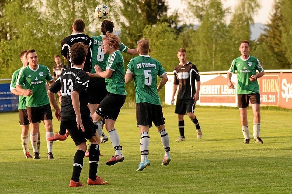 Der 4:2-Heimsieg des SV Plößberg II (in grüner Spielkleidung) am letzten Spieltag gegen den VfB Rothenstadt kam zu spät. Die Stiftländer müssen die A-Klasse verlassen und gehen in der kommenden Spielzeit in der untersten Liga an den Start.F: Rosenau