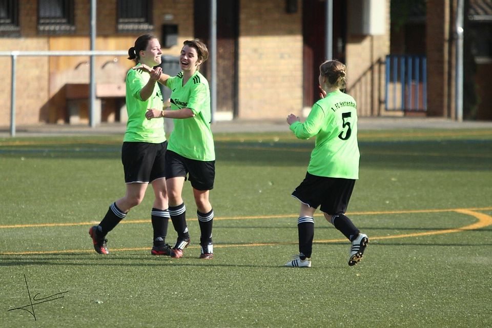 Wollen auch am Samstag jubeln: Die Frauen des FC Hettenhain können mit einem Sieg Meister werden. Archivfoto: Jan Henz