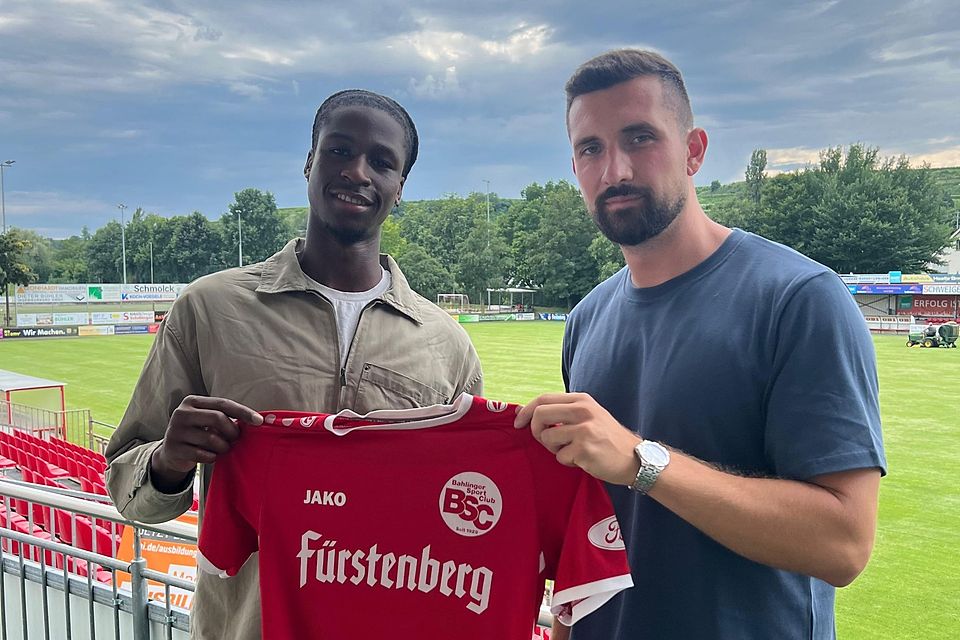 Zugang Ismael Mansaray (links) und der Bahlinger Teammanager Walter Adam 