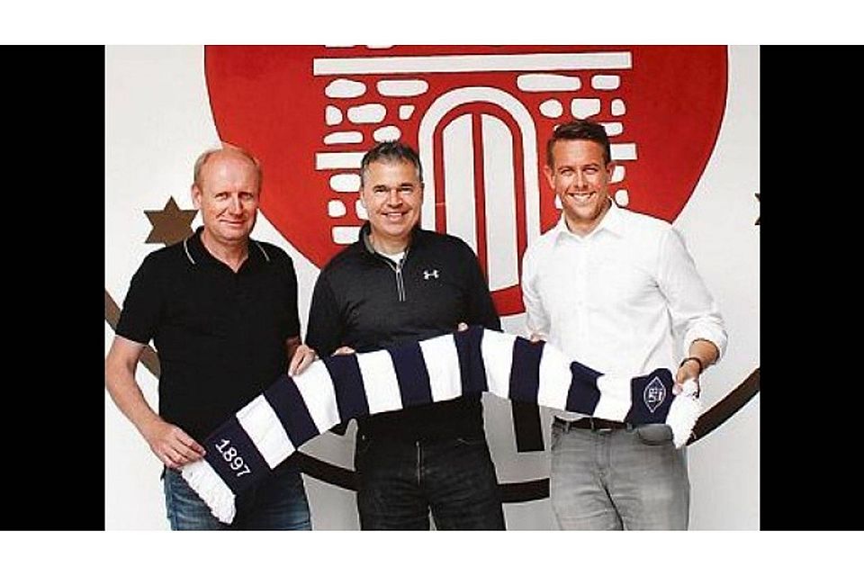 Die Vorfreude auf das Freundschaftsspiel in einer Woche wächst: (von links) Christian Dieluweit, Andreas Rettig (Geschäftsführer St. Pauli) und Philipp Herrnberger (Geschäftsführer VfB) VfB