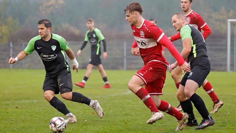 Zurück an der Spitze: Der SV Hahn (links Alexis Bonias, rechts Luca Matheis) ist nach dem 4:1-Erfolg bei der Spvgg Seeheim-Jugenheim (Mitte Alexander Motzko) wieder Spitzenreiter der Fußball-Kreisoberliga.	Foto: Peter Henrich
