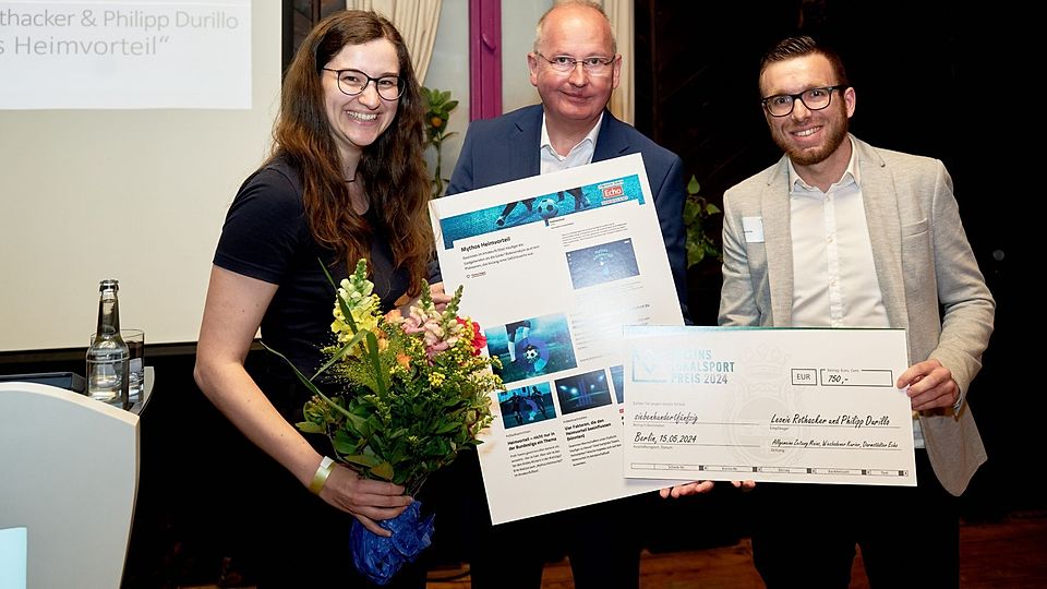 Freuen sich über Platz zwei beim Veltins-Lokalsportpreis: Die VRM-Redakteure Leonie Rothacker und Philipp Durillo (rechts) bei der Preisverleihung in Berlin.