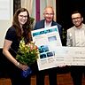 Freuen sich über Platz zwei beim Veltins-Lokalsportpreis: Die VRM-Redakteure Leonie Rothacker und Philipp Durillo (rechts) bei der Preisverleihung in Berlin.