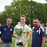 Timo Barendt vom PSV Neumünster erhält den Kreispokal von Hakan Yilmaz (re) und Michael Reich.