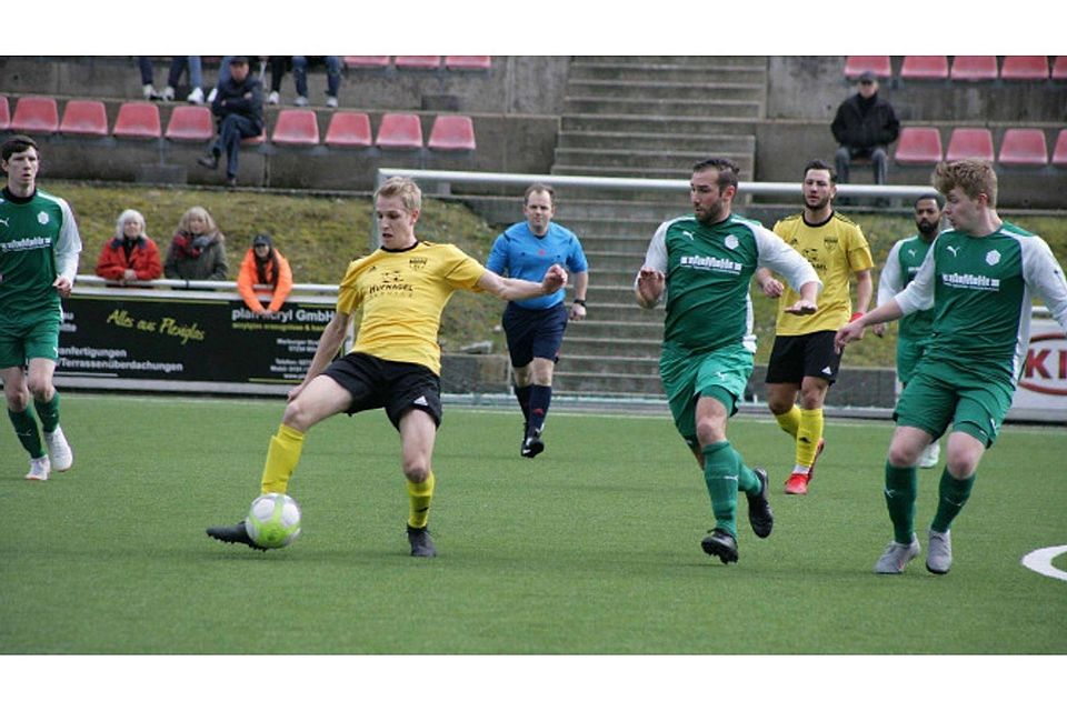 Der TSV Weißtal (grüne Trikots) hat die Spitze wieder breiter gemacht. Durch den Sieg über den SV Ottfingen ist die Zahl der Titelanwärter in der Bezirksliga 5 auf sechs Kandidaten angewachsen. Fotos (5): klug 3, sta, geo