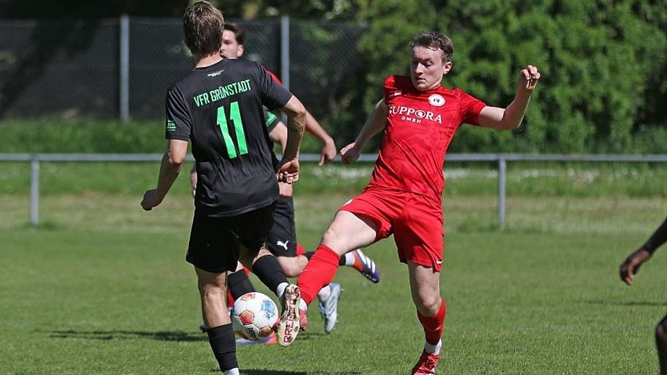 Wer gewinnt das Duell? Christoph Mayrer (TuS Neuhausen) und der Grünstädter Alexander Dorn versuchen vor ihrem Kontrahenten an den Ball zu gelangen.	Foto: Christine Dirigo/pakalski-press