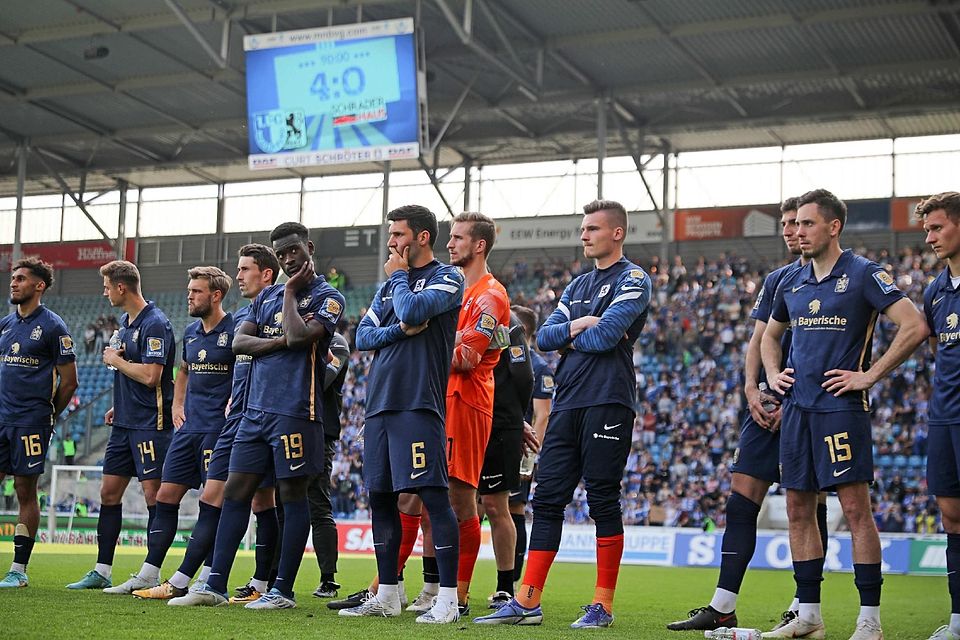Die Mannschaft des TSV 1860 nach der 0:4-Niederlage in Magdeburg.