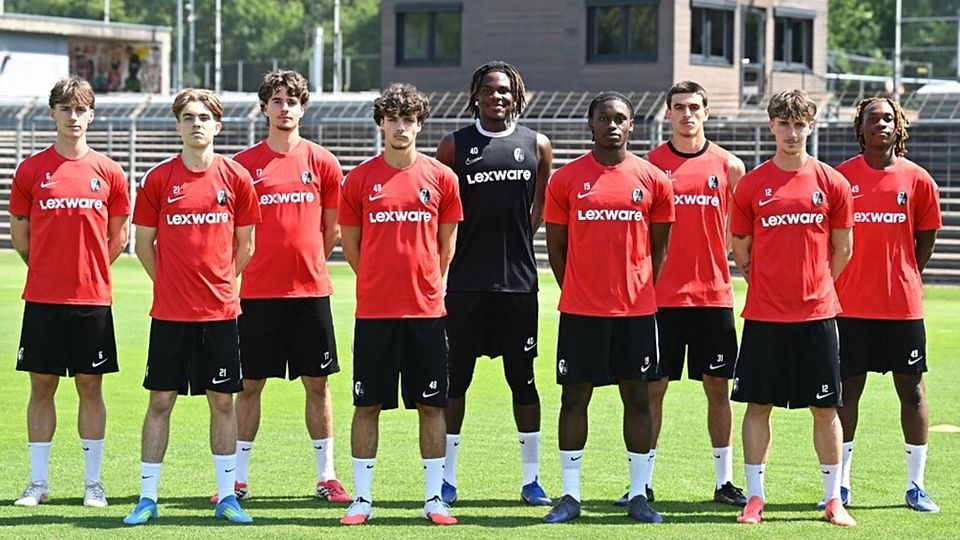 Aus dem eigenen Nachwuchs in die U23 (von links): Tammo Schiertz, Mladen Mijajlovic, Elias Klaus, Jannik Veit, Théodore Pizarro, Elijah Oguguo, Essad Ouhssakou, Emilio Schiertz und Chrisdy Dianzenza. 