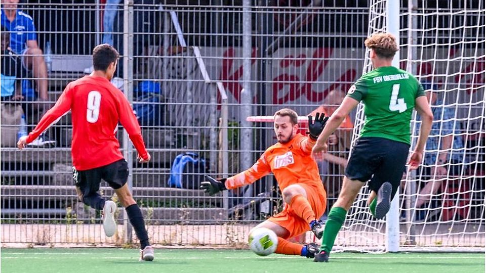 Doppeltorschütze Kai Rehbein (l.) gewinnt mit der SG Laufenselden beim FSV Oberwalluf, dessen Torhüter Tim Wagner in dieser Szene (neben ihm Luan Dzygoluk) pariert. 	Foto: Corinna Beck