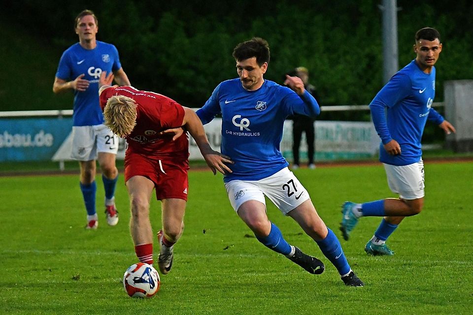 Drangeblieben: Für Kirchheim (Niklas Karlin; r.) fühlt sich das spät erzielte Unentschieden wie ein Sieg an.