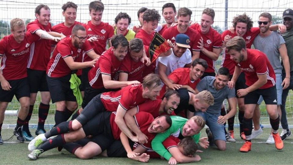 Die Fußballer des FV Germania Degerloch außer Rand und Band, die ihre Rückkehr in die Kreisliga A kräftig bejubeln.   Foto: Pressefoto Baumann