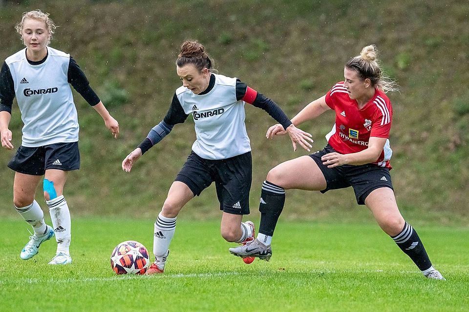 Famos: Kapitänen Lena Götz (am Ball) und der TSV Theuern besiegten Anfang Oktober Bayernliga-Primus Ruderting.