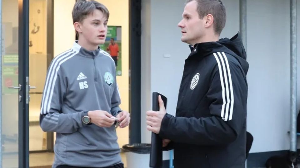 Jungschiedsrichter Henning Schmidt (links) mit Zweitliga-Referee Robin Braun.
