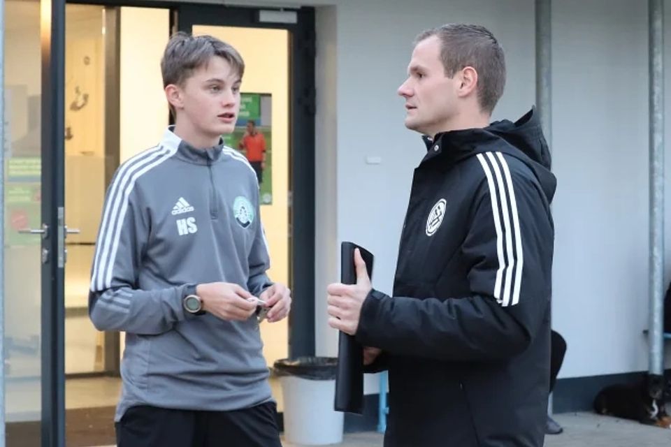 Jungschiedsrichter Henning Schmidt (links) mit Zweitliga-Referee Robin Braun.