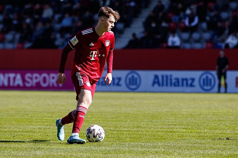 Paul Wanner vom FC Bayern München führt im Spiel gegen die U19 des VfB Stuttgart den Ball.