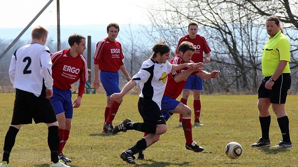 F: Gerhard Reidt Hart umkämpft war das gestrige torlose Lokalderby zwischen dem TuSpo Obergrenzebach (weiße Trikots) und dem SV Niedergrenzebach (rote Trikots).