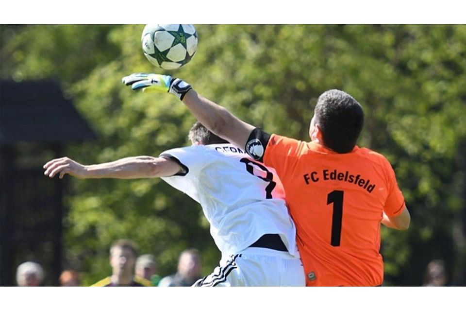 Mehr als genug zu tun hatte die Abwehr des FC Edelsfeld gegen den starken SC Germania Amberg. Foto: Torsten Baier