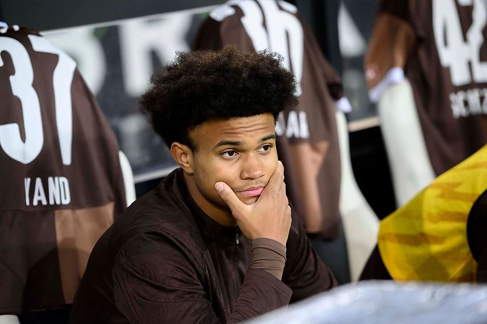 Julien Yanda wechselt vom FC St. Pauli nach München und hat beim FC Bayern einen Vertrag bis 2028 unterschrieben.