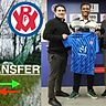 Raphael Akoto (m.) präsentiert sein neuen VfR-Trikot.