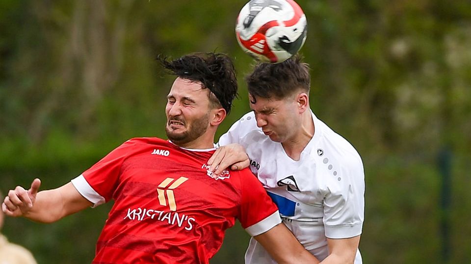  Alexander Hermann vom FC Steinen-Höllstein (rechts) hat in dieser Szene die Lufthoheit über den Wallbacher Stürmer Fatih Palit. | Foto: Gerd Gründl 