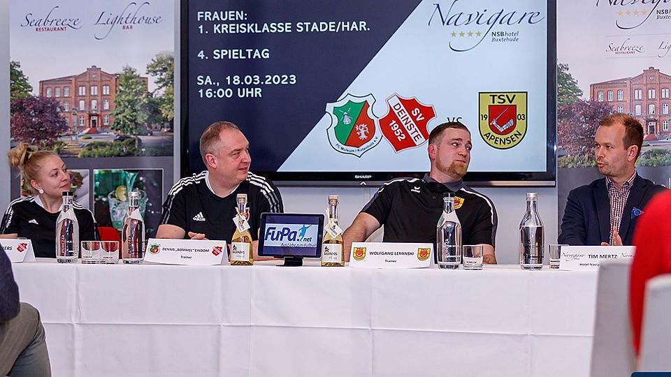 Die Pressekonferenz mit FSG-Kapitänin Manon Dankers, FSG-Trainer Dennis Eindorf, Apensens Trainer Wolfgang Leminski und Tim Mertz, Operations Manager des Hotels Navigare (v. l.)