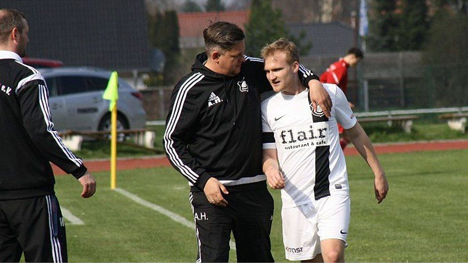 VfB-Coach André Hoof (Bildmitte) verabschiedet sich im Sommer aus Ottersleben.          F: Slawinsky
