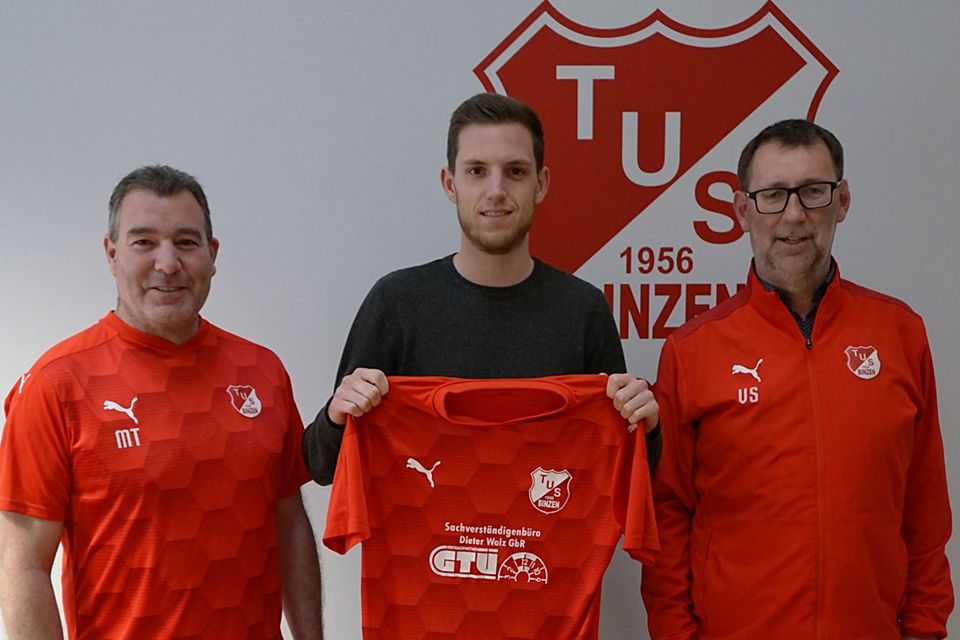 Neuzugang Dominik Lüchinger (Mitte) mit TuS-Sportchef Matthias Tschöp (links) und Vorstand Volker Scherer | Foto: TuS Binzen