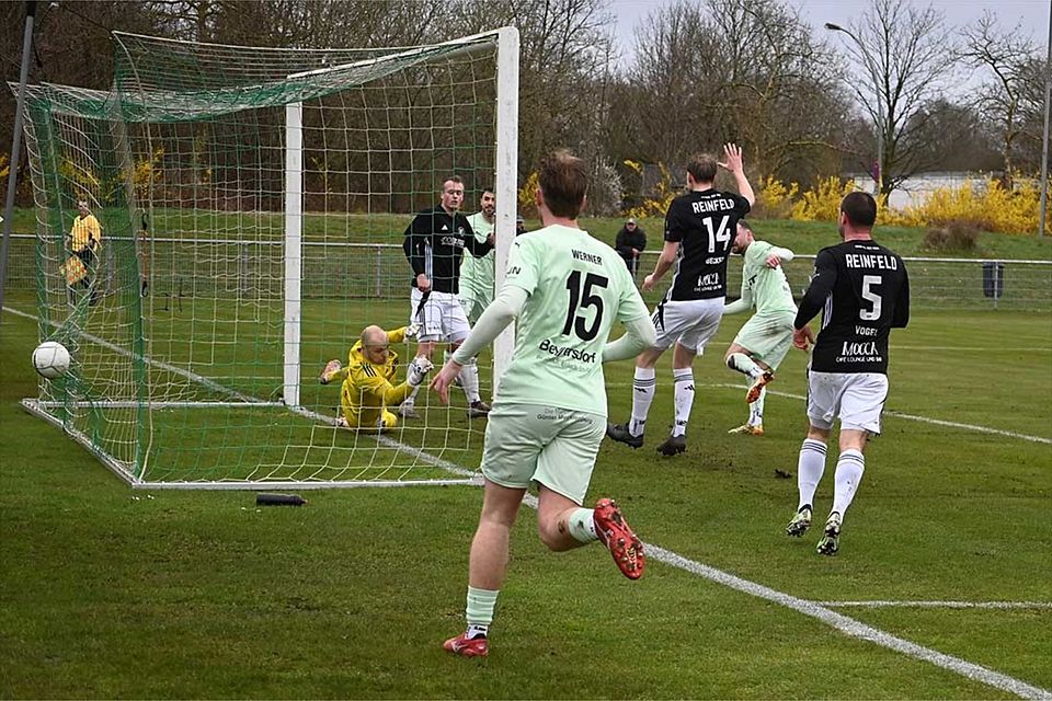 So gut wie die Vorentscheidung -Ben-Luca Nohns (PSV Neumünster) halb verdeckt trifft zum 2-0.