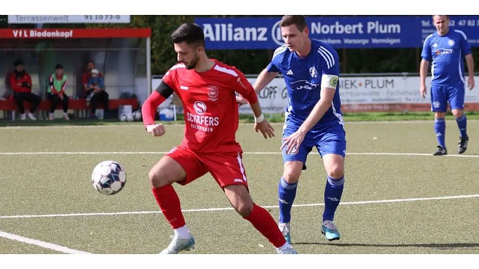 Mergim Sallija (li.) und der VfL Biedenkopf II müssen sich der SG Wommelshausen/Dernbach und Spielführer Stefan Rink mit 1:2 geschlagen geben. © Jens Schmidt