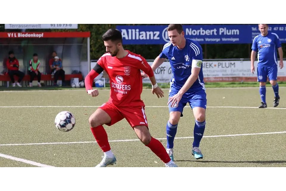 Mergim Sallija (li.) und der VfL Biedenkopf II müssen sich der SG Wommelshausen/Dernbach und Spielführer Stefan Rink mit 1:2 geschlagen geben. © Jens Schmidt