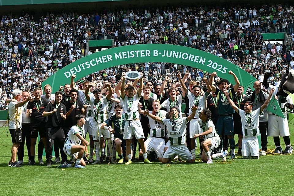 Borussias U17 hat die in der Vereinsgeschichte historische Trophäe gewonnen.