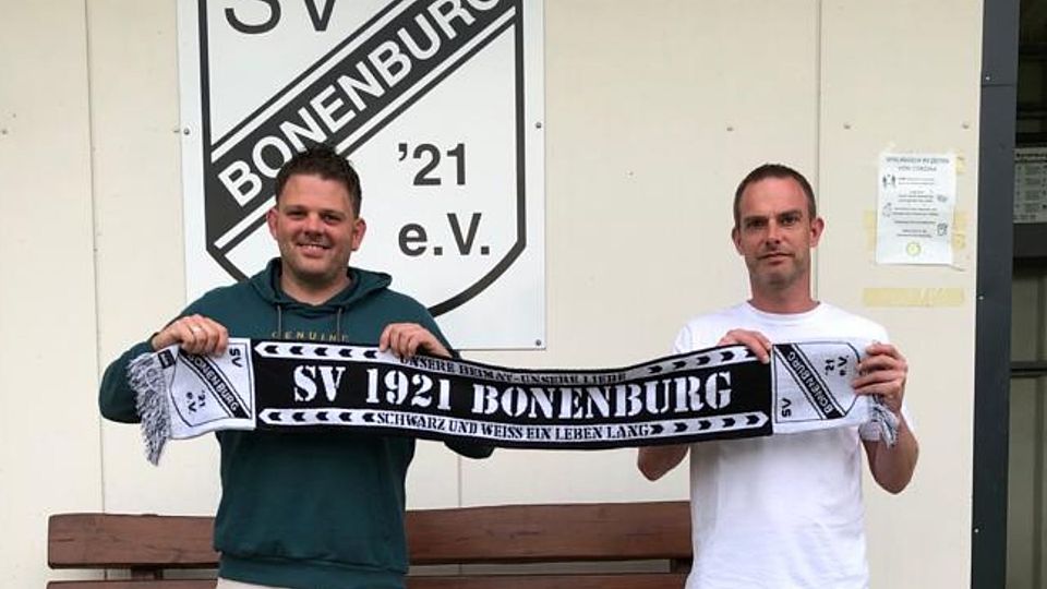 Bonenburgs Obmann Dirk Haurand (links) zusammen mit Trainer Andre Ludwig (rechts).