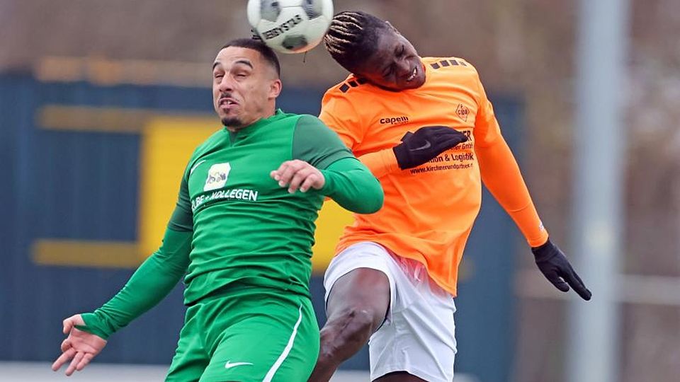 Mit harten Bandagen: Jermaine Pedraza, Torschütze des SV Niedernhausen im grünen Jersey, im Luftduell mit Yankhoba Soumare vom FC Bierstadt, der sich dem Autalteam am Ende mit 0:4 geschlagen geben musste.
