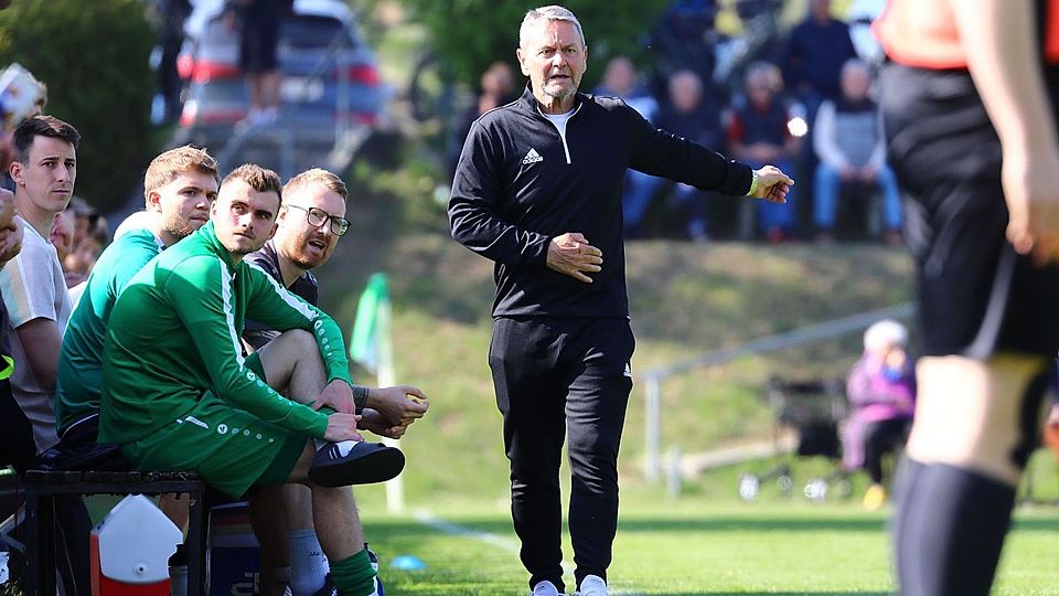 Sepp Schuderer übergibt den TSV Bad Abbach als Landesligist an seinen Trainer-Nachfolger Simon Sigl.