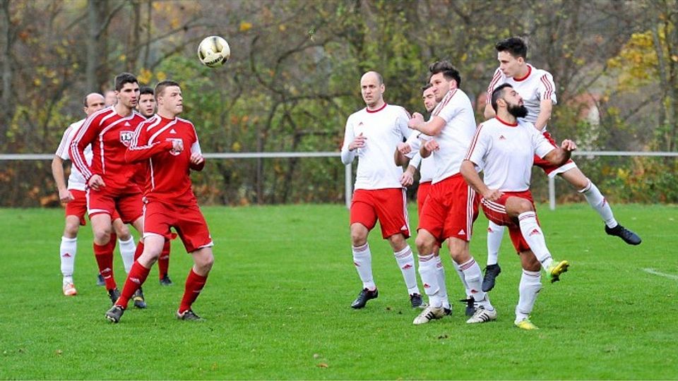 Der TuS Gutenberg (weißes Trikot) geht mit drei Punkten Vorsprung auf die Zielgerade im Meisterschaftsrennen. F: Coutandin