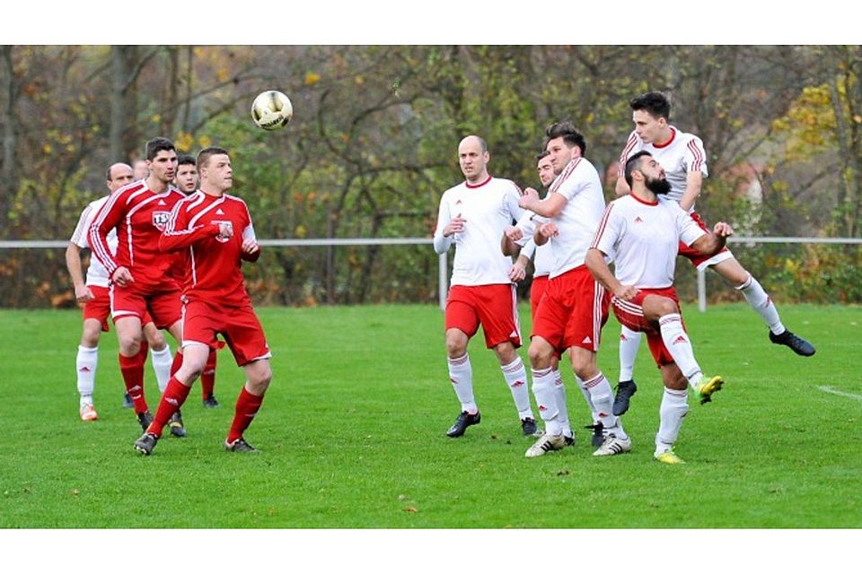 Der TuS Gutenberg (weißes Trikot) geht mit drei Punkten Vorsprung auf die Zielgerade im Meisterschaftsrennen. F: Coutandin