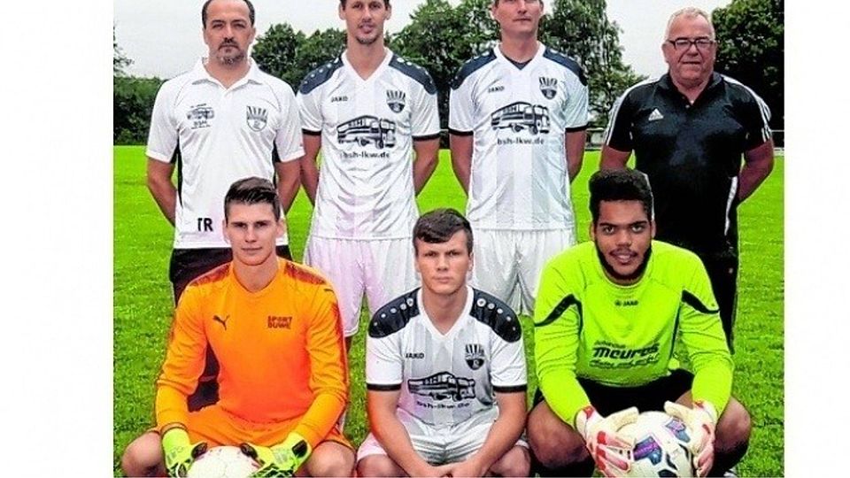 Das Trainerteam Redzo Sakanovic (links) und Paul Belgardt (rechts) präsentiert die zum Trainingsauftakt anwesenden Neuen beim TuS Rheinland Dremmen mit Norman Saar, Kai Jöris (oben), Andre Bellanger, Daniel Osipov und Dennis Nnajiofor (unten). Foto: agsb