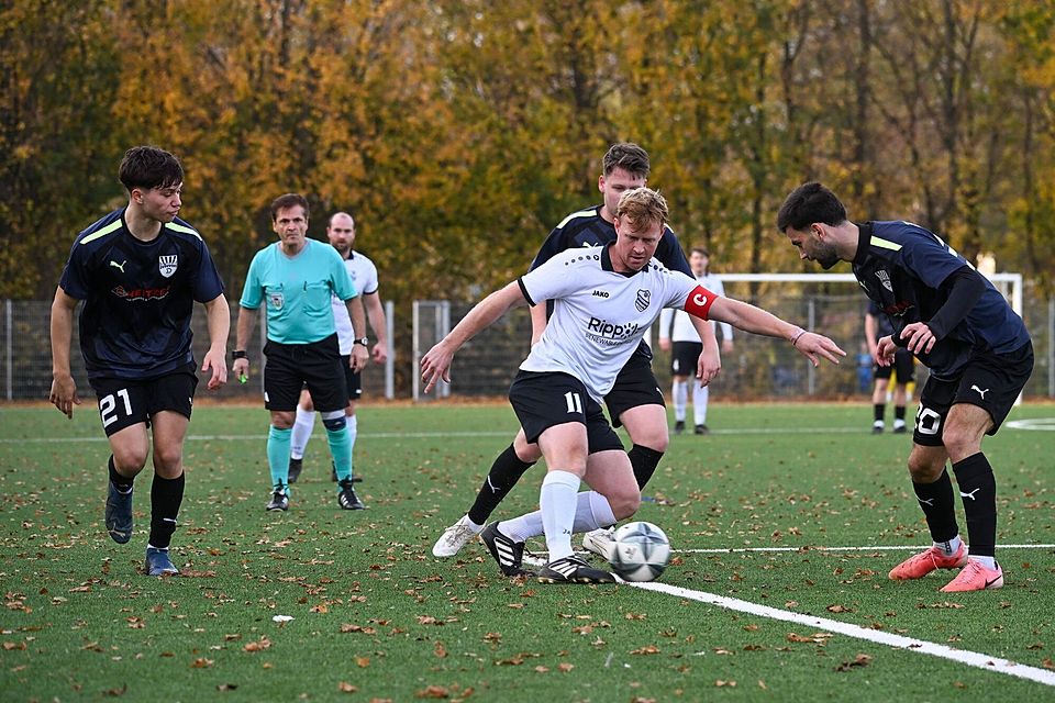 Da staunt selbst Schiedsrichter Lasaros Savvidis! Jan Gottschalk von den Gäste umkurvt scheinbar mühelos die Dremmener Abwehr.