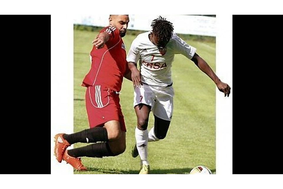 Packender Zweikampf: Youssef El-Ali vom Heidmühler FC (links) und Peter Godfrey vom TSV Oldenburg Müller-Düring